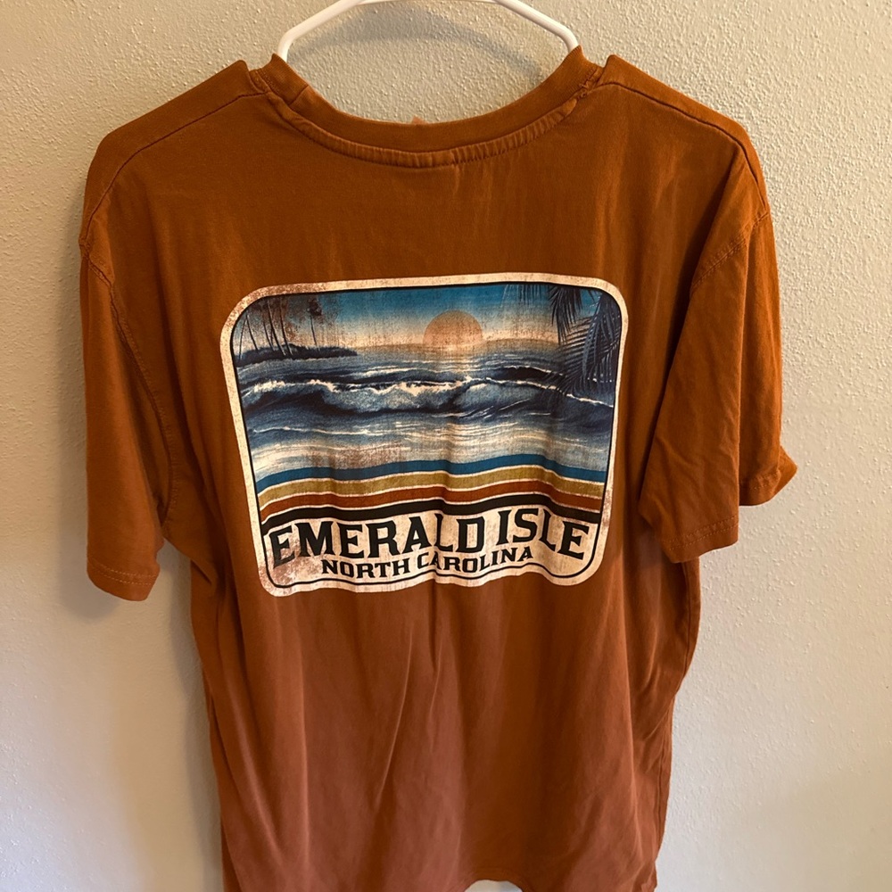 Emerald Rust Short-Sleeve Graphic Tee with Coastal Sunset Print